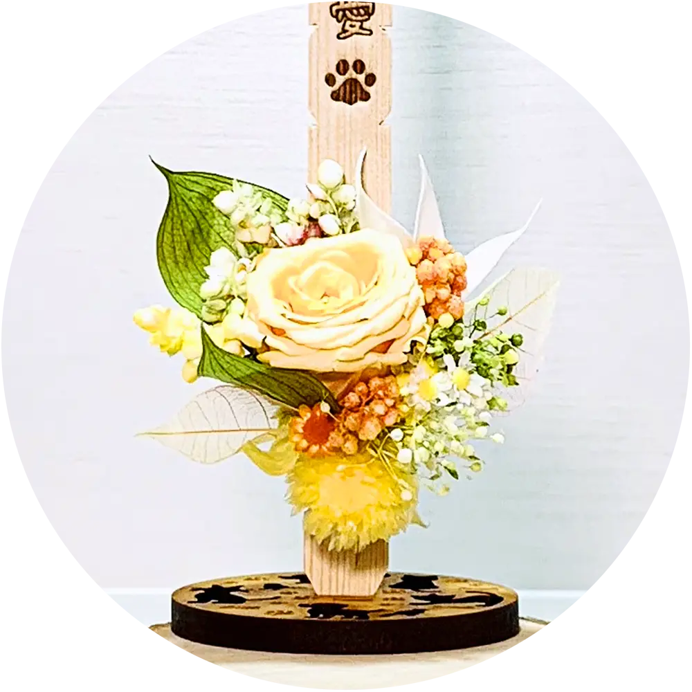 花手紙kotobaシリーズの商品画像です。黄色い薔薇の周りにオレンジや白の小さなお花が散りばめられたデザインのものが、例として挙げられています。
